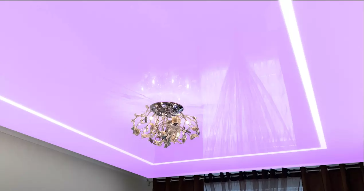 Сиреневый натяжной потолок со световой линией