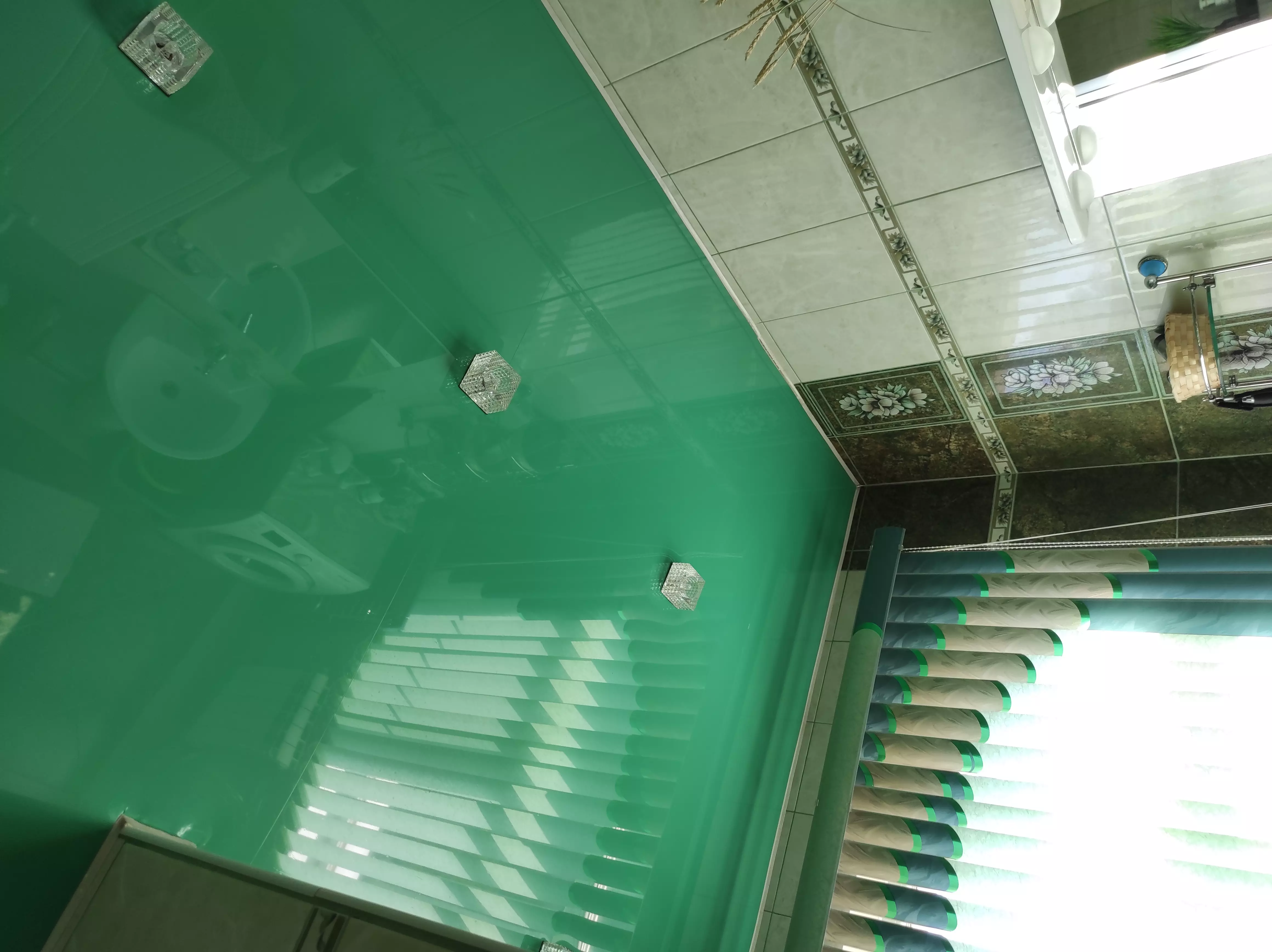 Зеркальный натяжной потолок для ванной